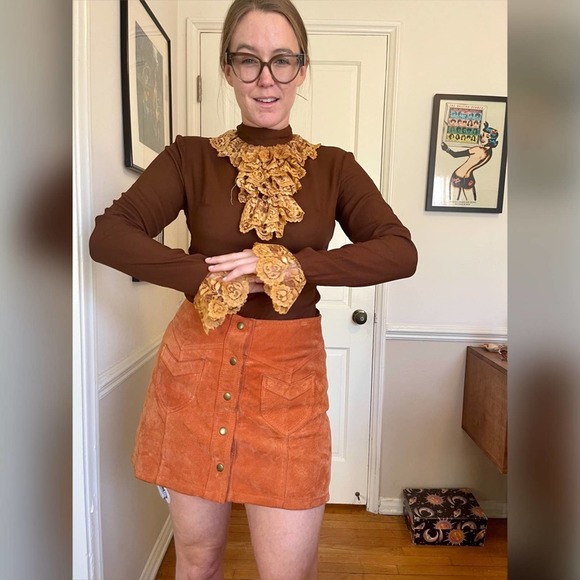 70s Vintage Brown Long sleeved Shirt with lace cuffs and Lace Ascot Tie - Picture 2 of 9